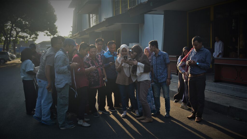 Interaksi narasumber dan para peserta KKN Tematik dalam uji coba penggunaan media ukur berbasis Internet