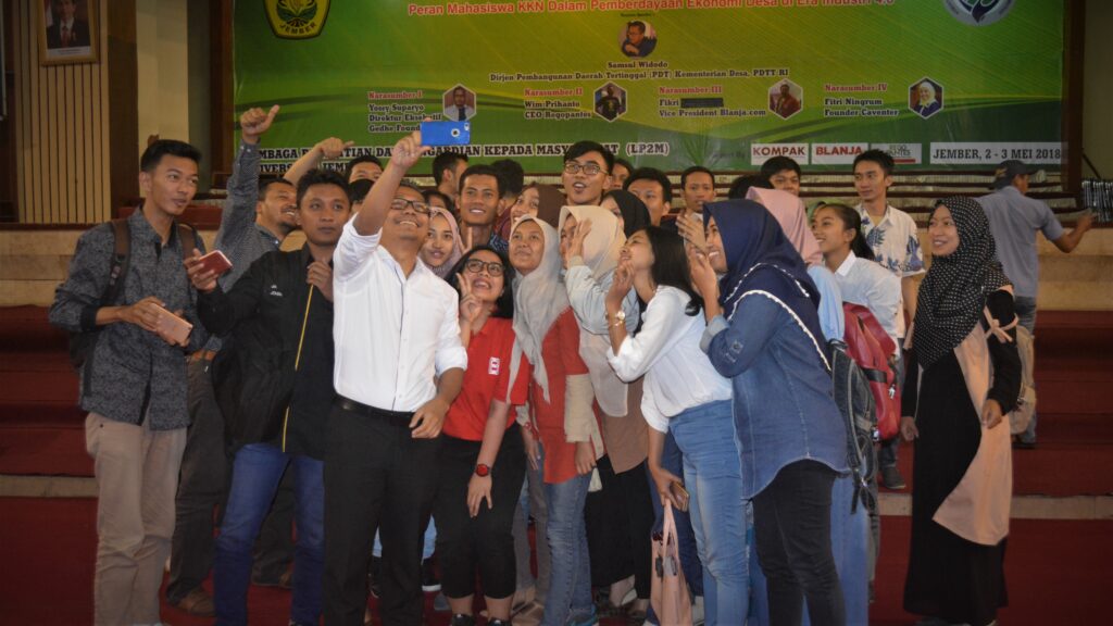 Keseruan Groufie Dirjen PDTT RI, Samsul Widodo dan peserta KKN Tematik